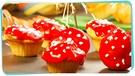 Muffins mit rotem Zuckerguss und weißen Tupfen liegen auf einer Schieferplatte | Bild: BR