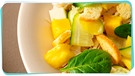 Salat mit Mango und Mozzarella auf einem Teller | Bild: mauritius images
