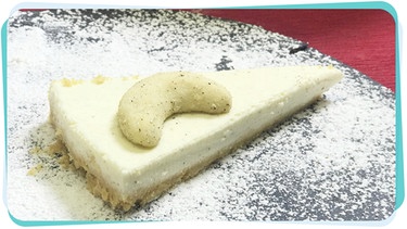 Eine cremiges Stück Torte mit einem Vanillekipferl drapiert. | Bild: BR