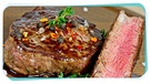In Stücke geschnittenes Steak, medium rare | Bild: mauritius-images / BR Montage
