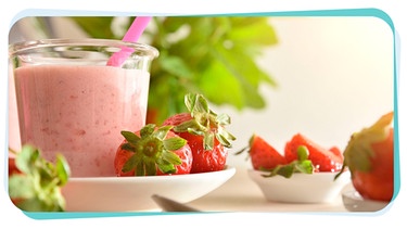 Glas mit einem Erdbeer-Smoothie auf einem Tisch | Bild: mauritius images, Montage: BR