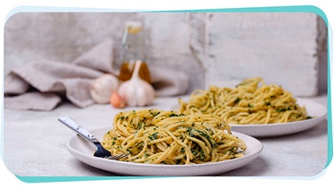 Spaghetti Aglio e Olio mit Spinatpesto | Bild: mauritius-images