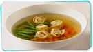 Klare Suppe mit Pfannkuchenringen. | Bild:  mauritius images / Profimedia.CZ a.s. / Alamy