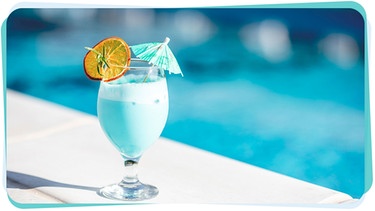Swimmingpool Cocktail | Bild: mauritius images / RossHelen editorial / Alamy / Alamy Stock Photos