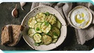 Geröstete Zucchini als Salat auf einem Teller | Bild: mauritius images