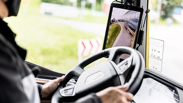 Bildschirm im Fahrerhaus eine Lkw zeigt das Bild des digitalen Außenspiegels | Bild: picture alliance/dpa | Matthias Balk