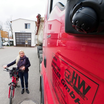 Frau steht mit Fahrrad neben Lkw mit digitales Seitenspiegel | Bild: picture alliance/dpa | Soeren Stache