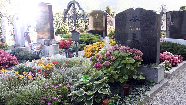 Bunt bepflanzte Gräber auf dem Friedhof. | Bild: colourbox.com