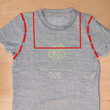 Das T-Shirt an den roten Markierungen entlang einschneiden. | Bild: BR