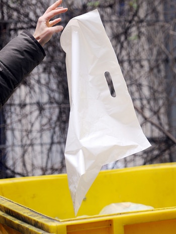 Plastiktüte wird in Müll geworfen | Bild: picture-alliance/dpa
