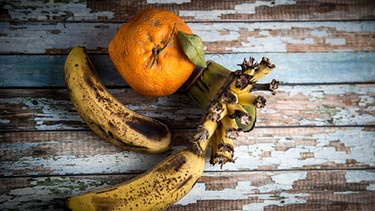Reife Bananen und schrumplige Orange | Bild: colourbox.com