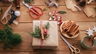 Verschiedene Weihnachtspäckchen in verziertem Packpapier | Bild: mauritius images / Westend61 / Retales Botijero