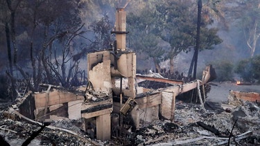Apokalyptische Zerstörung im kalifornischen Malibu durch großflächige Waldbrände | Bild: picture-alliance/dpa