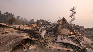 Apokalyptische Zerstörung im kalifornischen Malibu durch großflächige Waldbrände | Bild: picture-alliance/dpa