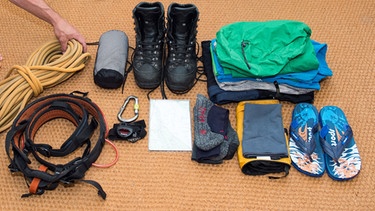 Mann stellt Wanderausrüstung zusammen | Bild: picture-alliance/dpa