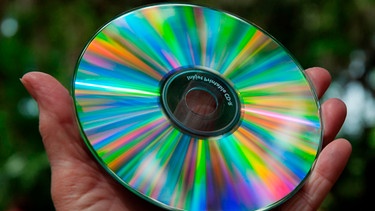 Eine CD glitzert in vielen Farben | Bild: mauritius images  Pat Canova  Alamy  Alamy Stock Photos