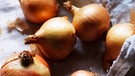 Zwiebeln auf einem Haufen | Bild: mauritius-images