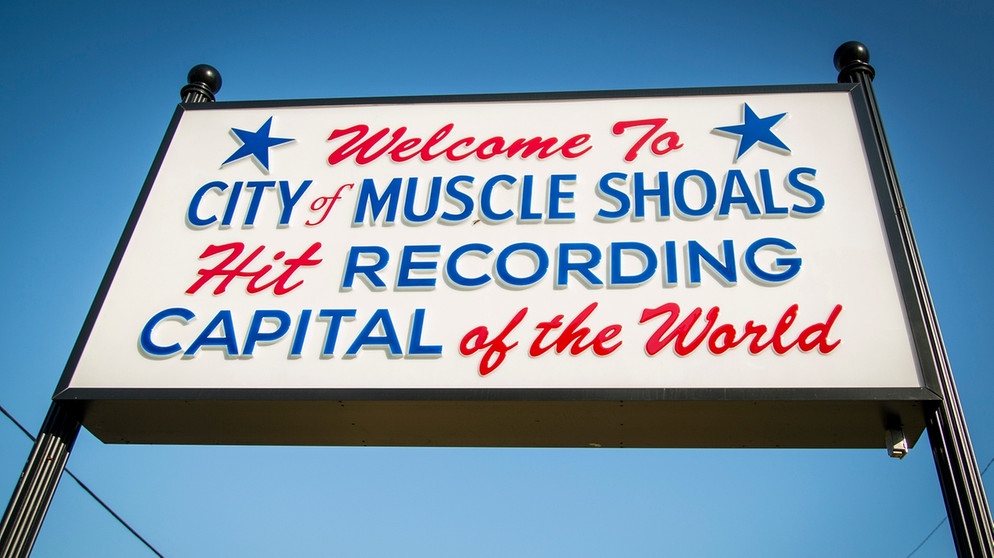50 States - Dirk Rohrbach in Alabama: Tafel mit der Aufschrift "Hit Recording Capital of the World" in  Muscle Shoals im Nordwesten von Alabama | Bild: BR/Dirk Rohrbach