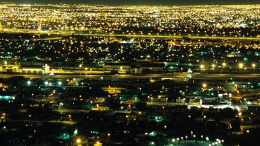 50 States - Dirk Rohrbach in Texas: Die Doppelstädte El Paso, Texas und Juarez, Mexiko von oben bei Nacht. | Bild: BR/Dirk Rohrbach