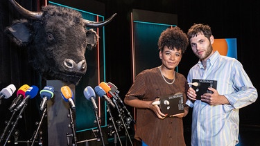 Preisverleihung beim Salzburger Stier 2022: Fatima Moumouni & Laurin Buser | Bild: BR / Markus Konvalin