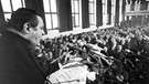 Der CSU-Vorsitzende Franz Josef Strauß während seiner Rede anlässlich des politischen Aschermittwochs im Februar 1971 im überfüllten Wolferstetterkeller im niederbayerischen Vilshofen. | Bild: picture-alliance/dpa