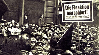 Kurt Eisner neben seiner Frau bei einer Demonstration am 16. Februar 1919 in der Sendlinger Straße - fünf Tage vor seiner Ermordung | Bild: Franz Hartl/Archiv der Münchner Arbeiterbewegung
