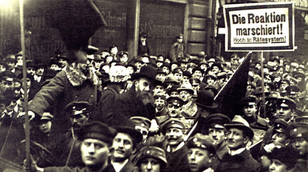 Kurt Eisner neben seiner Frau bei einer Demonstration am 16. Februar 1919 in der Sendlinger Straße - fünf Tage vor seiner Ermordung | Bild: Franz Hartl/Archiv der Münchner Arbeiterbewegung