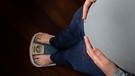 Person mit dickem Bauch auf der Waage | Bild: dpa/picture-alliance