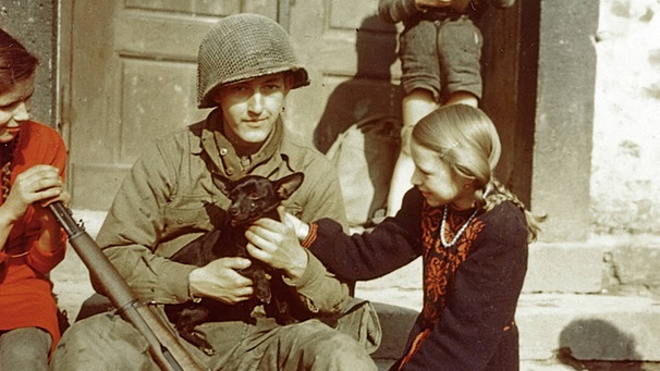 Besetzung Deutschlands durch alliierte Truppen: Ein US-Infanterist mit deutschen Kindern und deren Hund.
| Bild: picture-alliance/dpa