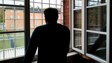 Ein Straftäter steht vor einem vergitterten Fenster | Bild: picture alliance / ZB | Patrick Pleul