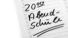 Symbolbild "Zweiter Bildungsweg": Kalendereintrag: "20 Uhr Abendschule" | Bild: picture-alliance / Eibner-Pressefoto