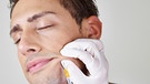 Ein Mann lässt sich die Mundwinkel mit Botox behandeln | Bild: picture-alliance/dpa