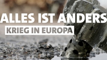 Eine Mörsergranate steckt im schlammigen Boden und ragt mit der Rückseite aus einer Pfütze. Im Vordergrund der Schriftzug: "Alles ist anders - Krieg in Europa". Darunter das ARD-Logo. | Bild: ARD