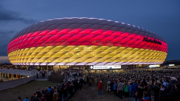 Allianz Arena strahlt in den Farben Schwarz Rot Gold  | Bild: © picture alliance/augenklick/GES