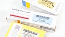 Verschiedene Packungen von Antibiotika liegen auf einem Tisch. | Bild: picture-alliance/dpa
