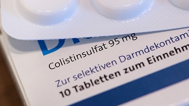 Eine Packung eines Antibiotikums mit dem Wirkstoff Colistinsulfat liegt auf einem Tisch in einer Apotheke. | Bild: picture-alliance/dpa