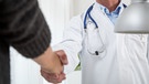 Arzt und Patient geben sich die Hand | Bild: picture-alliance/dpa