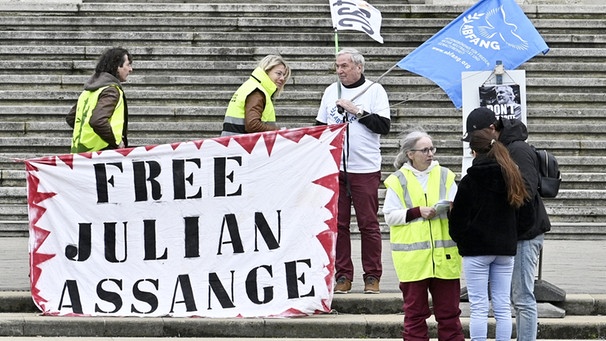 24.02.2020, Österreich, Wien: Mitglieder des Österreichischen Journalisten Clubs (ÖJC), der Association of European Journalists (AEJ), und der Gruppe «Candles4Assange» demonstrieren mit einem Banner mit der Aufschrift «Free Julian Assange» für die Freilassung von Assange. In London findet eine Anhörung zum Auslieferungsverfahren des Wikileaks-Gründers statt. Foto: Hans Punz/APA/dpa +++ dpa-Bildfunk +++ | Bild: dpa-Bildfunk/Hans Punz