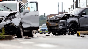 Zwei Autos stehen nach einem Unfall schwer beschädigt auf einer Straße. | Bild: dpa/picture alliance / Geisler-Fotopress | Christoph Hard