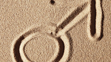 Symbol für Männlichkeit, in den Sand gemalt | Bild: picture alliance / imageBROKER | Florian Hiltmair