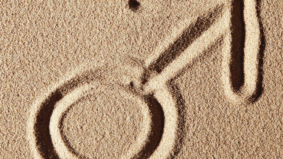 Symbol für Männlichkeit, in den Sand gemalt | Bild: picture alliance / imageBROKER | Florian Hiltmair