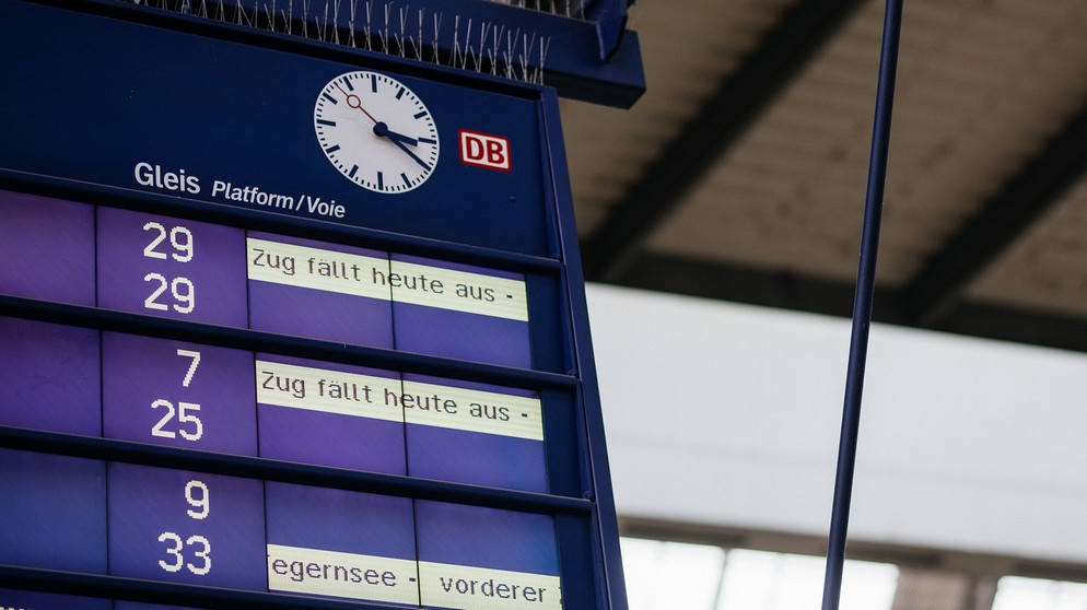 Die Anzeigetafel beim Bahnstreik im August 2021. | Bild: BR/Julia Müller