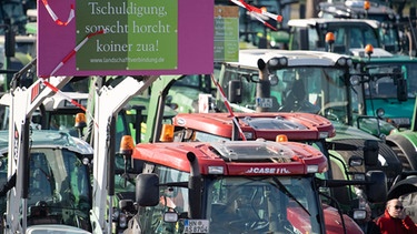  An einem Traktor hängt bei einer Demonstration von Bauern ein Schild mit der Aufschrift "Tschuldigung sonscht horcht koiner zua!". Die Demo war Teil einer bundesweiten Aktion von Landwirten zu Beginn der Internationalen Grünen Woche. | Bild: dpa-Bildfunk/Sebastian Gollnow