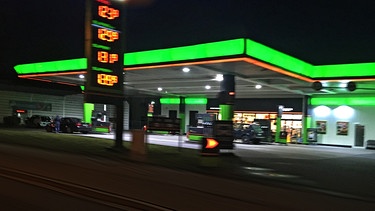 Die hellgrüne Tankstelle in der Regensburger Frankenstraße. | Bild: Hans Peter Zierer
