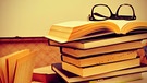 Bücherstapel mit Brille | Bild: colourbox.com