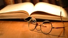 Brille liegt vor offenem Buch | Bild: colourbox.com