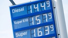 Eine Anzeigetafel an einer Tankstelle zeigt die Preise für Kraftstoff an | Bild: picture-alliance/dpa