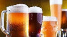 Nahaufnahme von verschiedenen Biergläsern mit unterschiedlichen Biersorten gefüllt. | Bild: stock.adobe.com/monticellllo