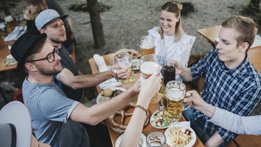 Leute treffen sich im Biergarten | Bild: BR/Julia Müller