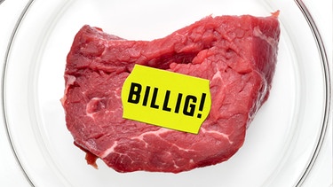 rohes Fleisch auf einem weißen Teller. Darauf ein gelbes Preisschild, auf dem steht: "billig" | Bild: picture-alliance/dpa